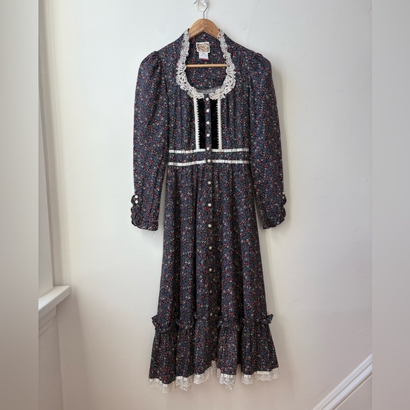 1970s Gunne Sax Floral Prairie Dress - Picture 2 of 11